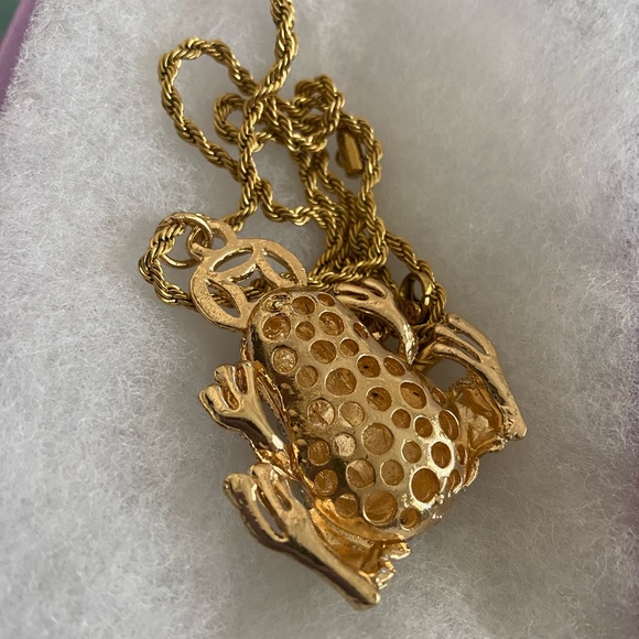 Brand new little frog pendant, gold & sparkly. - Picture 2 of 3
